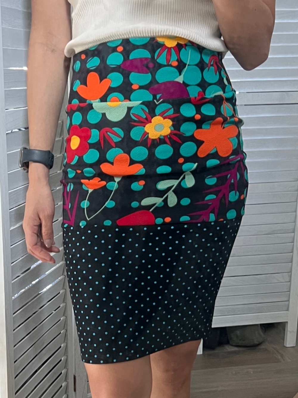 Lularoe XS Bold Floral & Polka Dot Pencil Skirt in Black